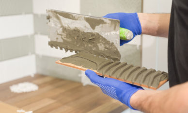 installing-ceramic-tiles-on-the-wall-in-kitchen-xl